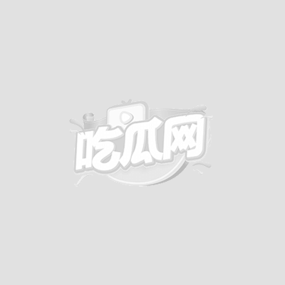 紫色上衣妹子在床上玩手机被男的压在身下2